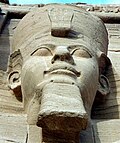 Un primer pla d'una de les colossals estàtues de Ramsés II en la doble corona del Baix i Alt Egipte.
