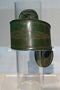 Braçalet en el símbol del sol; sigles 16 a 13 AC (fins de la Edat de Bronze); bronze; Museu Nacional d'Alemània (Nürnberg)