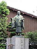 Estàtua del monge budiste Nichiren. A ell se li atribuïx en algunes fonts haver donat un Hinomaru al shōgun per a que ho portara en batalla durant l'invasió mongola.