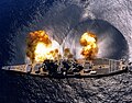 l'acorazar USS Iowa disparant els seus canons de 406 mm (16").