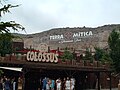 Entrada a l'atraccio "Magnus Colossus". Al fondo l'antic logotipo del parc.
