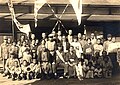 Fotografia d'un allistament de la década de 1930. El Hinomaru és mostrat en la casa i és portat per varis chiquets.