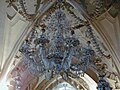 Candelabro d'ossos humans en la Capella Funerària de Tots els Sants de Sedlec.