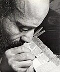Sofer o escriga judeu transcribiendo un text hebreu, 1958.[1]