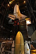 Procés d'ensamblage de la nau Discovery en la Missió STS-131