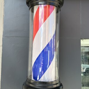 Poste roig, blanc i blau que sol trobar-se en l'exterior de les barberies