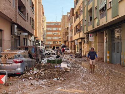 Coches arrastrats per la DANA 2024 en un carrer de Catarroja en fanc i rebujos.